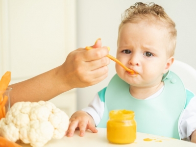 L'introduction des aliments solides chez bébé et les étapes clés à connaître