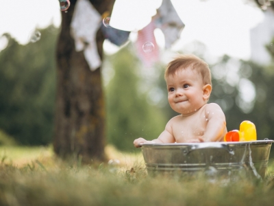 Les premiers bains de bébé